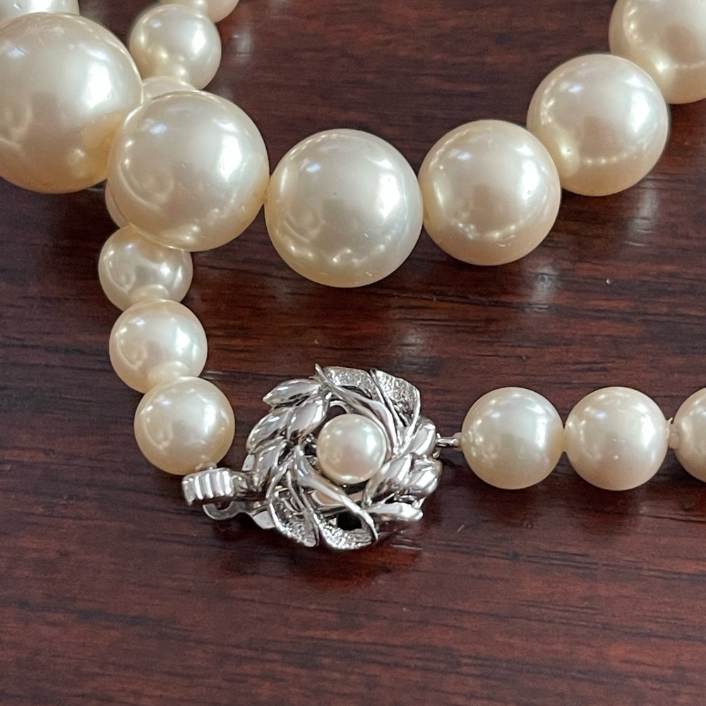 White man made graduated pearl silver necklace - Picture 4 of 9
